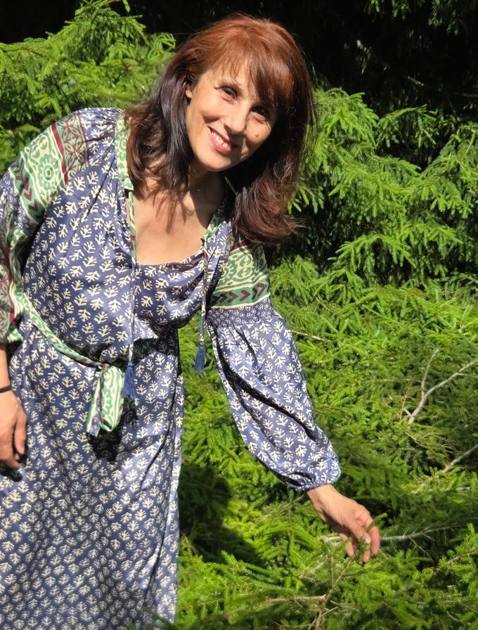 Caroline Hantat en pleine nature, au milieu des conifères