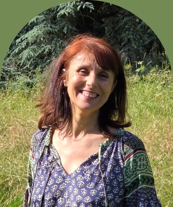 Caroline Hantat, naturopathe, souriante dans une prairie