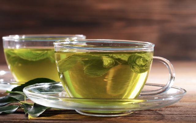Tasse de tisane aux plantes